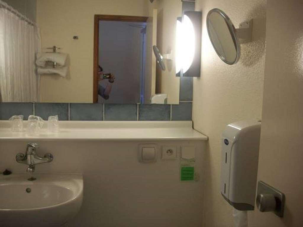 Kyriad Tarbes Bastillac Habitación foto