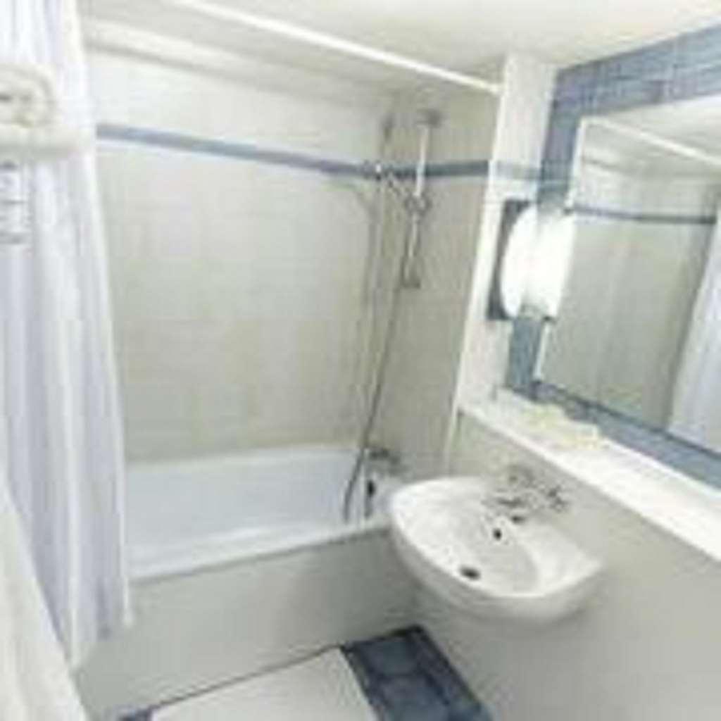 Kyriad Tarbes Bastillac Habitación foto