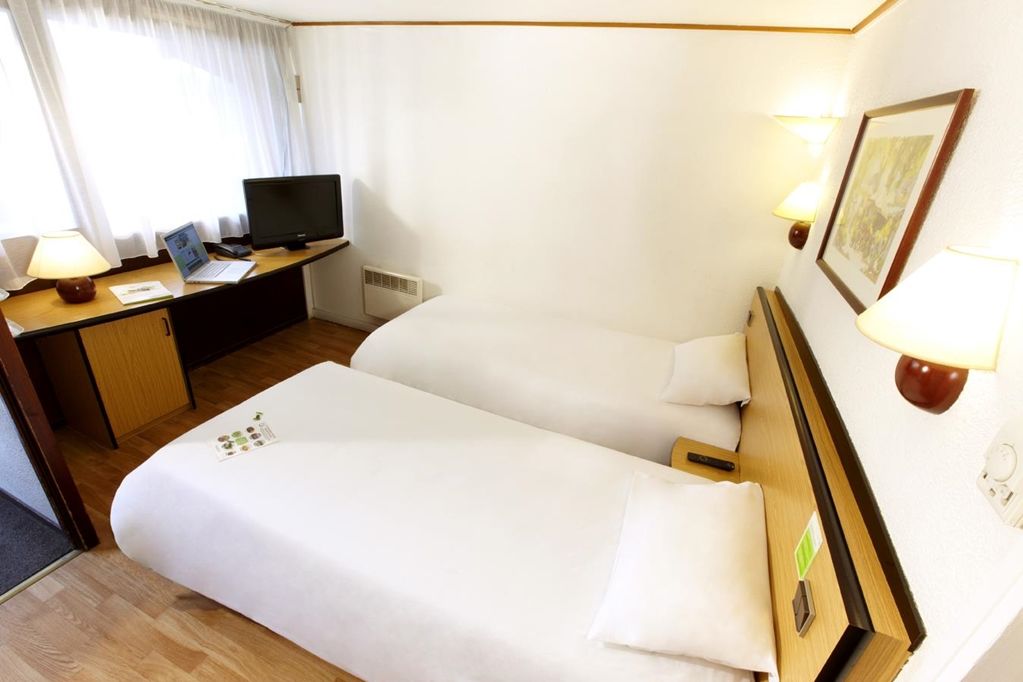 Kyriad Tarbes Bastillac Habitación foto